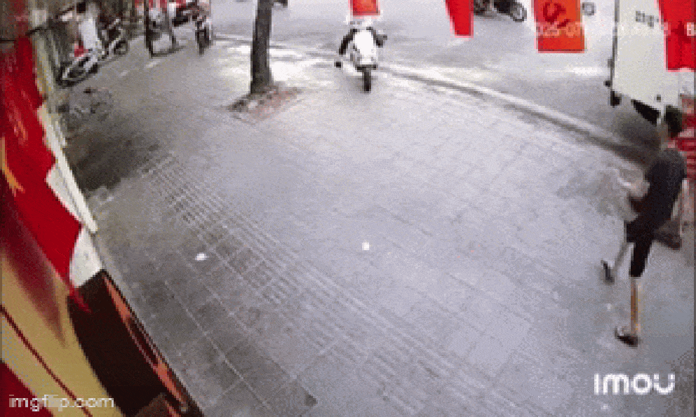 Camera vụ nữ tài xế đâm liên hoàn 10 xe máy trên phố Hà Nội sáng nay