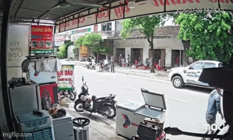 Ô tô trôi tự do trên đường, tài xế co cứng toàn thân trong xe, 30 giây cứu một mạng người