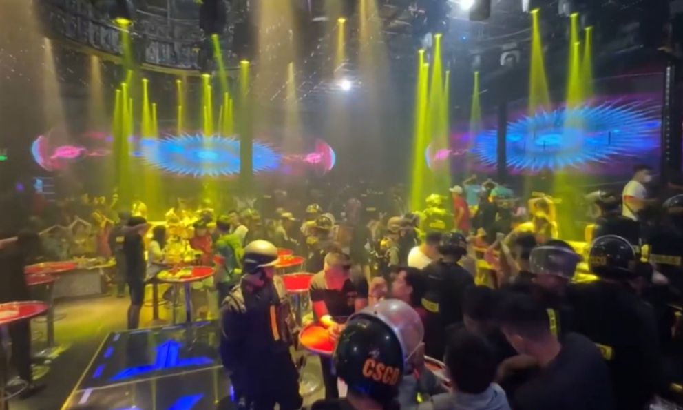 Clip: Hàng trăm cảnh sát đồng loạt đột kích 3 địa điểm ở TPHCM