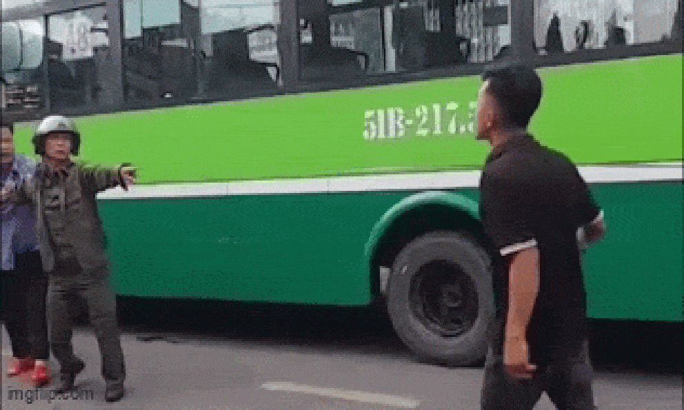 Cầm dao rượt đuổi, đánh tài xế xe buýt, người đàn ông lên ô tô đóng cửa: Hé lộ nguyên nhân