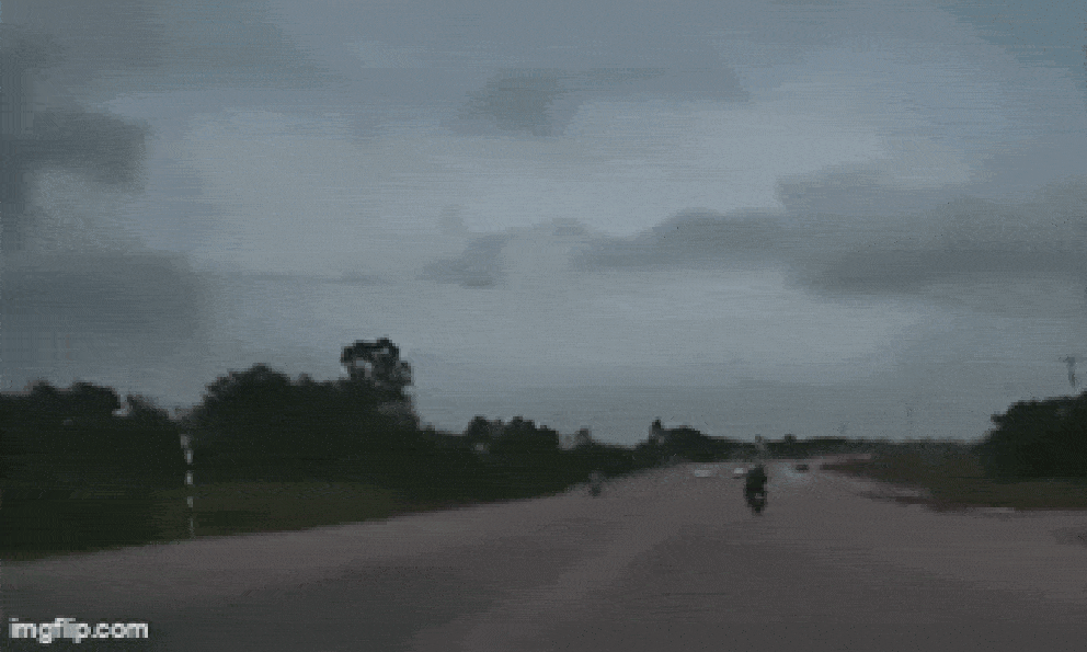 Khoảnh khắc ô tô tông 2 xe máy rồi lao xuống sông: Đã tìm thấy thi thể của 3 nạn nhân