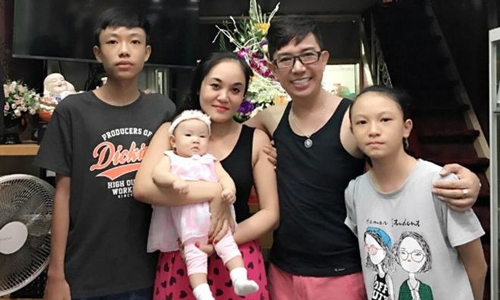 Nam ca sĩ người Huế được bố vợ chăm như em bé, nhiều tai tiếng nhưng vợ tin tuyệt đối