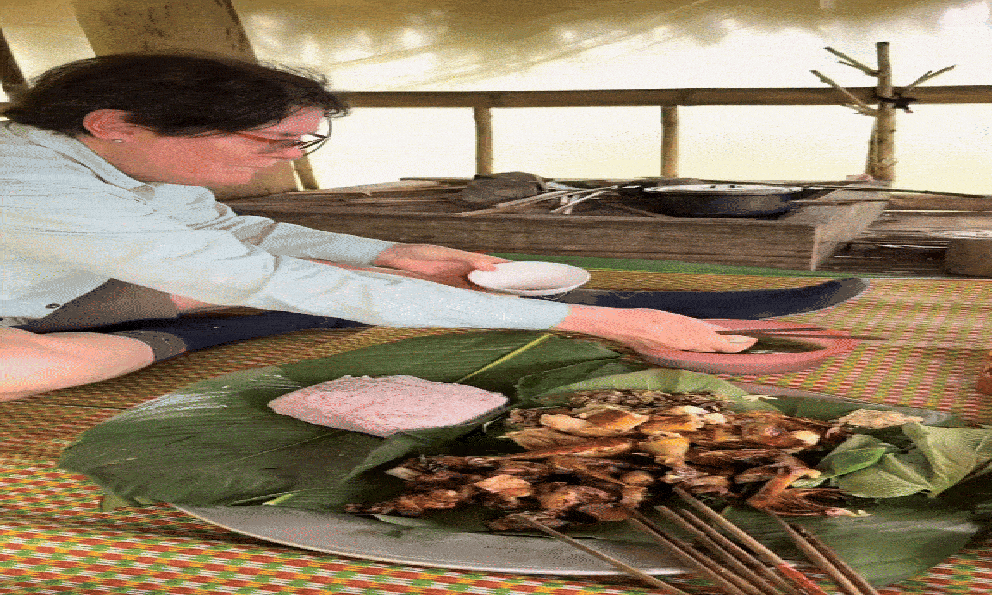 Khách Tây bất ngờ khi ăn bữa trưa kiểu miền núi, nhận xét: 
