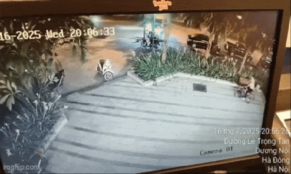 Camera vụ ô tô tông liên hoàn 2 xe con và 1 xe máy, 1 người tử vong ở Hà Nội