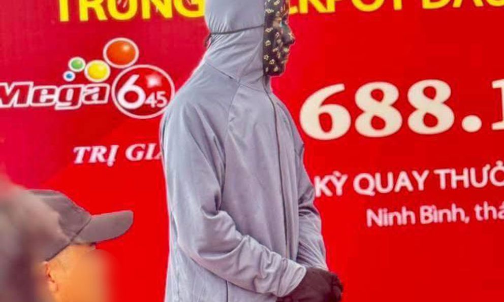 Trúng Vietlott 8,7 tỷ đồng, người đàn ông ở Ninh Bình mặc áo chống nắng nhận thưởng, 