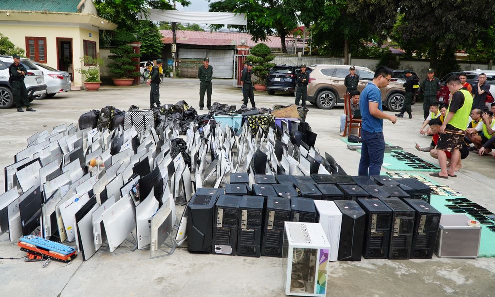 Gần 200 cảnh sát ra quân, bắt 74 người, tịch thu 2 thùng tài liệu lớn chứa hàng trăm kịch bản lừa đảo