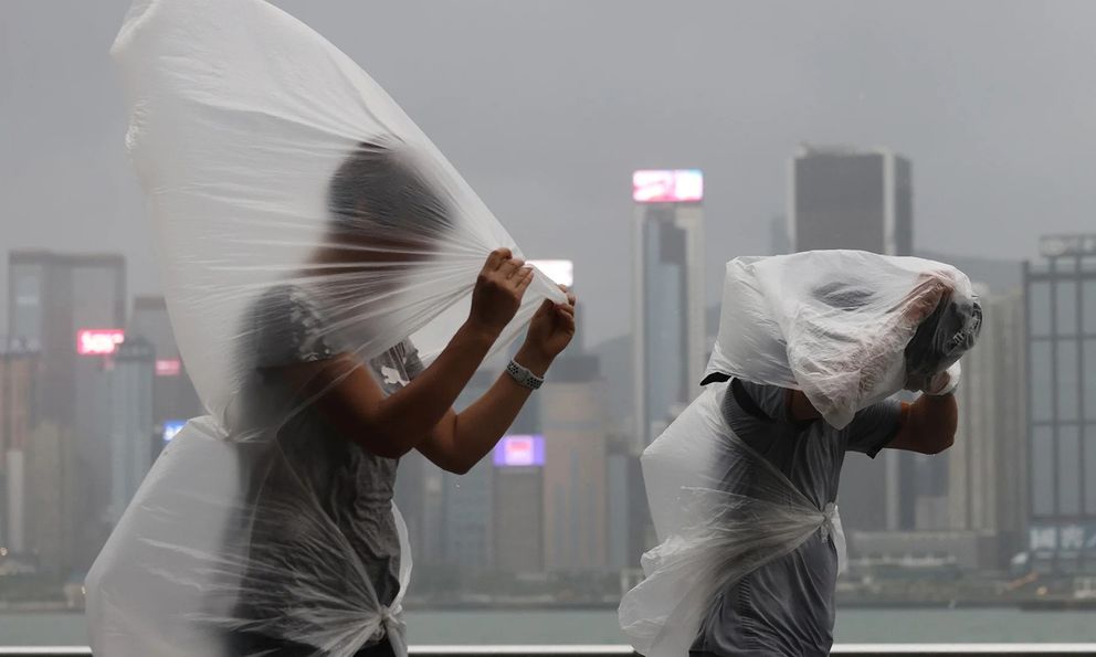 Bão Wipha di chuyển về phía Philippines khiến gần 100.000 người ảnh hưởng, Hong Kong dự kiến nâng mức cảnh báo