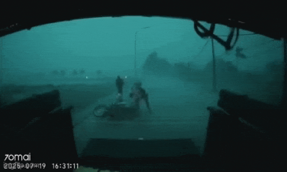 Danh tính tài xế dừng xe giúp người phụ nữ cùng 5 đứa trẻ bị quật ngã giữa đường trong cơn dông 