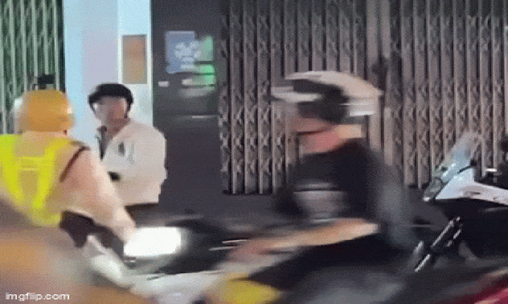 Phẫn nộ đoạn clip người đàn ông dùng ghế nhựa tấn công CSGT sau khi bị đo nồng độ cồn