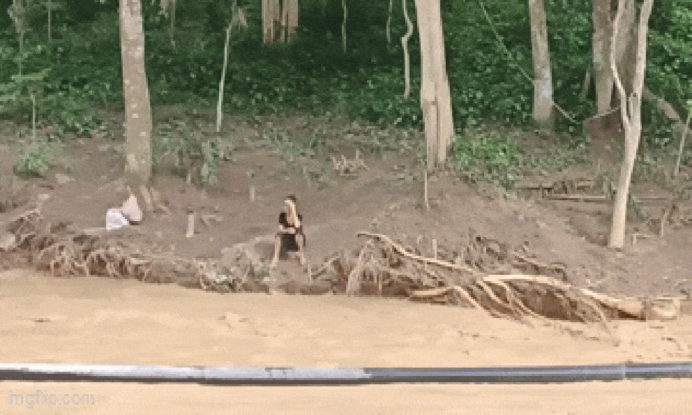 Giải cứu cụ bà bị nước lũ cô lập 2 ngày ở Nghệ An: 15 giây khiến nhiều người 