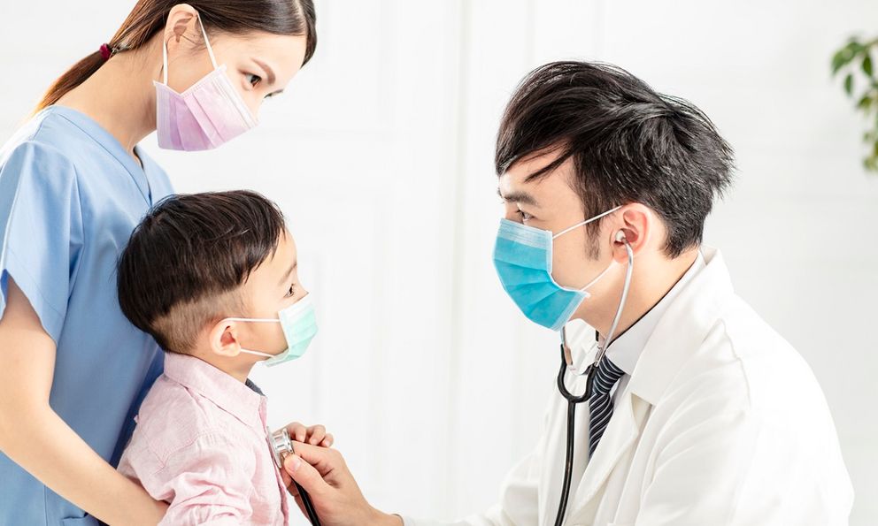 Bé trai 10 tuổi bất ngờ phát hiện mắc ung thư: Bác sĩ nói “thủ phạm là thói quen hàng ngày của bố”
