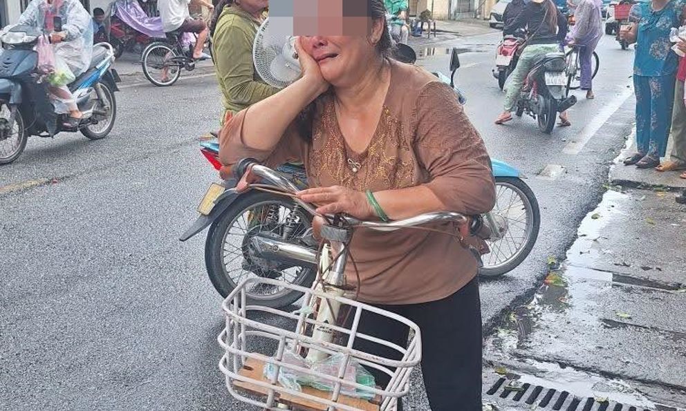 Kẹp 45 triệu trong sổ, người phụ nữ bật khóc khi làm rơi trên đường về nhà: Diễn biến không ngờ