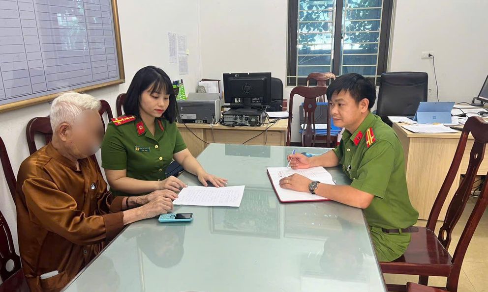 Bố đòi bán 1 cây vàng để “lo việc”, con gái đưa thẳng đến trụ sở công an