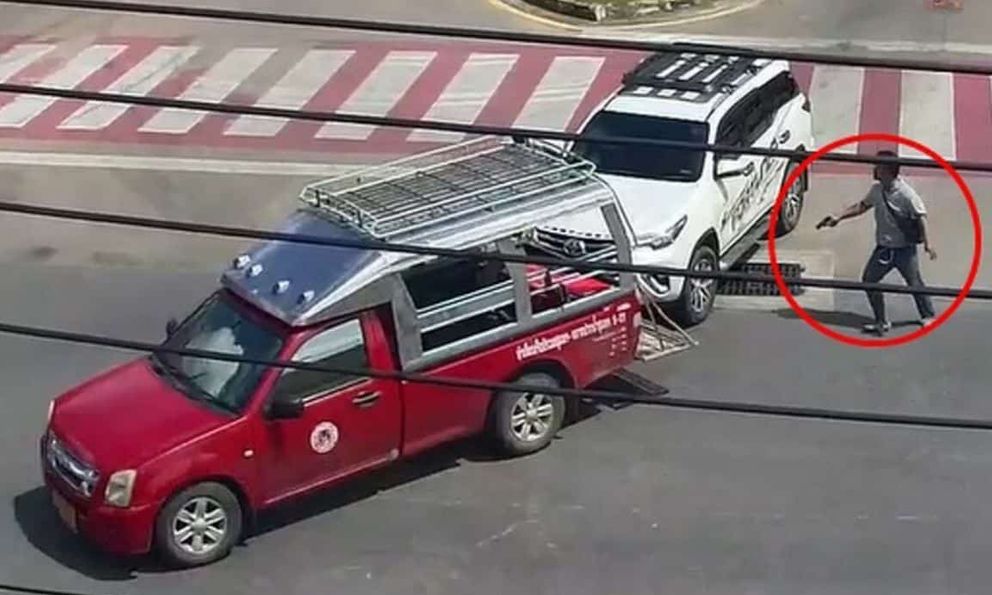 Đột nhiên tạt đầu xe khác nên bị bóp còi cảnh báo, tài xế xe bán tải liền rút súng ra bắn 3 phát