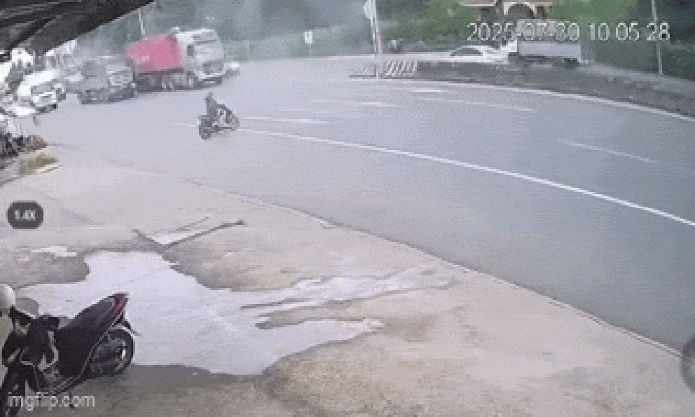 Băng qua đường, thanh niên bị container đâm văng lên dải phân cách: Khoảnh khắc ám ảnh