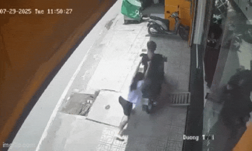 Tên cướp tiệm vàng tháo chạy bằng xe máy, kéo lê người phụ nữ trên đường ở TP. HCM