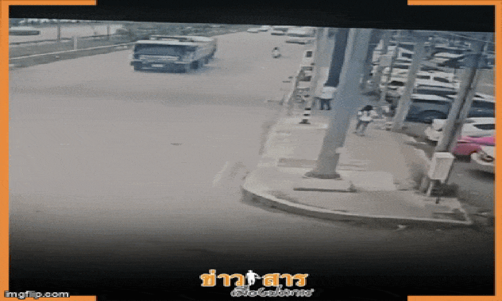 Đang đứng trên vỉa hè, người đàn ông bị rơ moóc đâm trúng, camera ghi lại khoảnh khắc ám ảnh