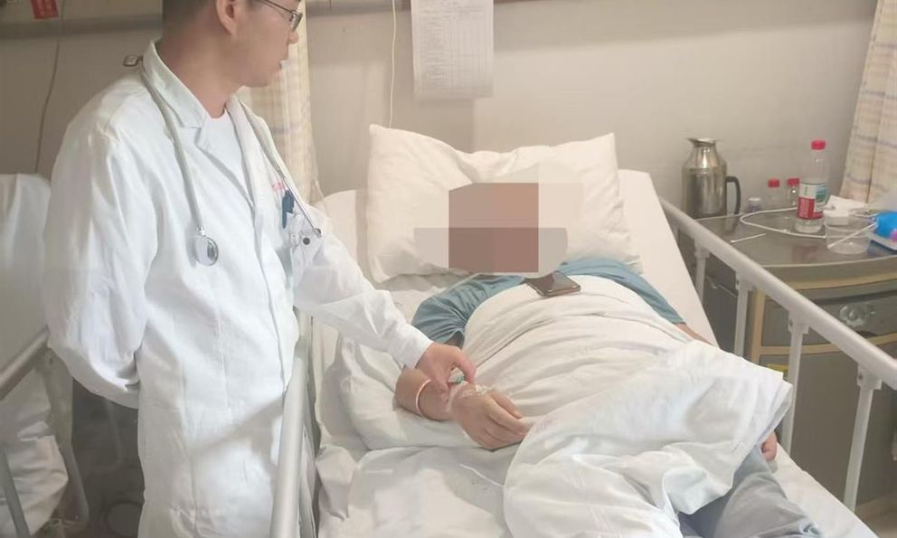 Người đàn ông bất ngờ bị suy thận: Bác sĩ nói thẳng “uống nước kiểu này cực nguy hiểm, nhiều người mắc”