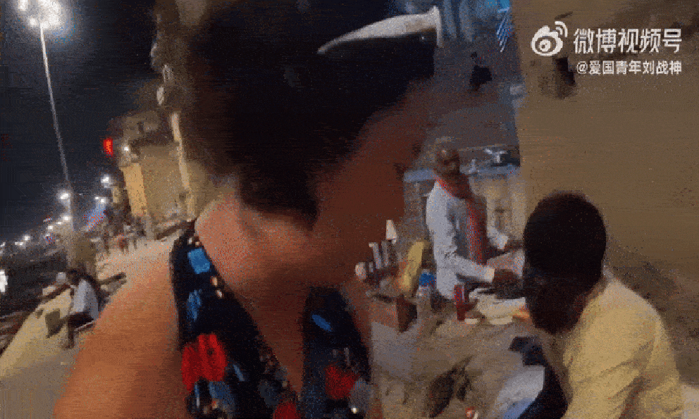  Giả gái đi Ấn Độ một mình, du khách bất ngờ với hành động của đàn ông bên đường: 