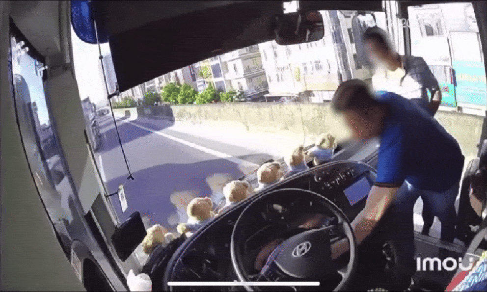 Người đàn ông lao lên xe khách rút chìa khóa rồi bỏ đi, 40 người bơ vơ giữa đường Hà Nội: Hé lộ nguồn cơn