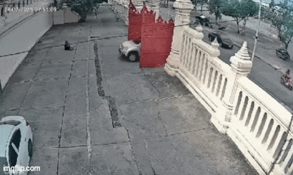 Lái ô tô cán qua người đàn ông, nữ tài xế có hành động khó hiểu, video hiện trường gây phẫn nộ