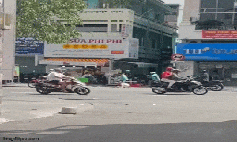 Clip 3 người mặc áo xe công nghệ hỗn chiến với cặp đôi nam nữ giữa đường ở TP.HCM
