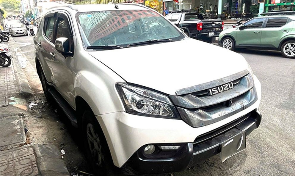 Xe hơi đắt tiền đậu bên đường cả năm không ai nhận ở Nha Trang: Lý do không tưởng