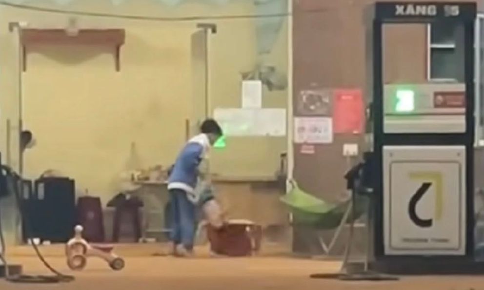 Hoàn cảnh bé trai 16 tháng tuổi bị bác dâu ném xuống đất: Không có bố, mẹ đi làm ăn xa hơn 4 tháng