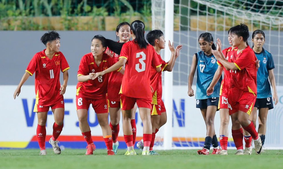 Giải châu Á: Tuyển Việt Nam “chạm một tay” vào vé đi tiếp, Campuchia bị loại sau 2 trận toàn thua