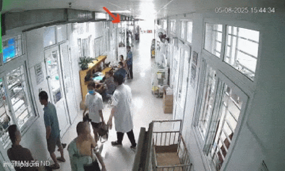 Người đàn ông gục ngã ngay trước cửa phòng khám: Khoảnh khắc khiến tất cả 