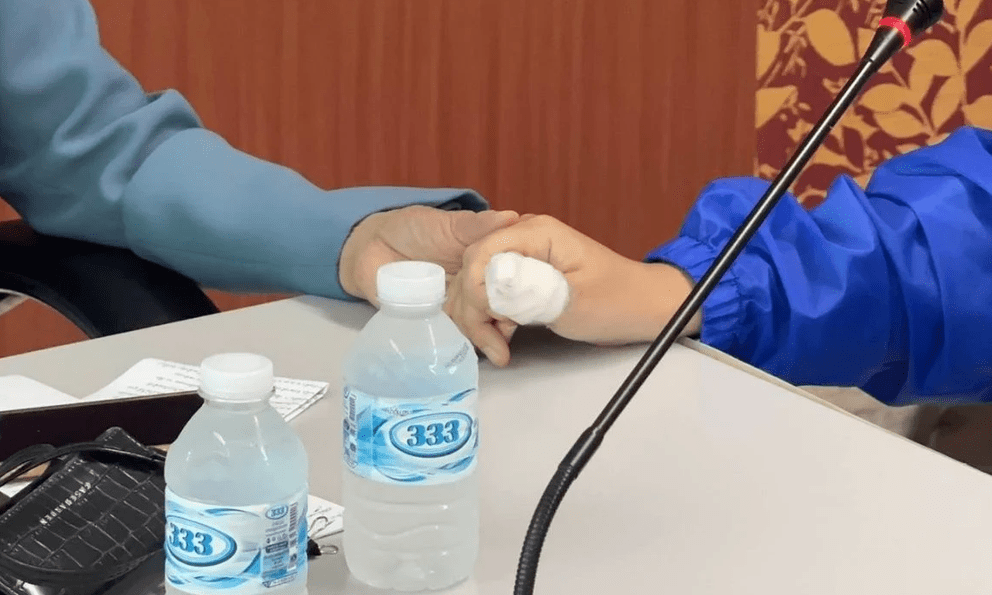 Vừa bước vào nhà, người phụ nữ hoảng hốt khi chồng cũ nấp trong bóng tối, nói ra 1 câu lạnh người