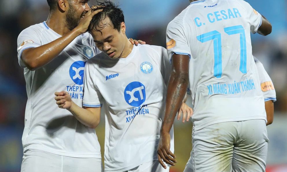 Văn Toàn lên bàn mổ vì chấn thương nan giải từ AFF Cup, nghỉ hết lượt đi V.League