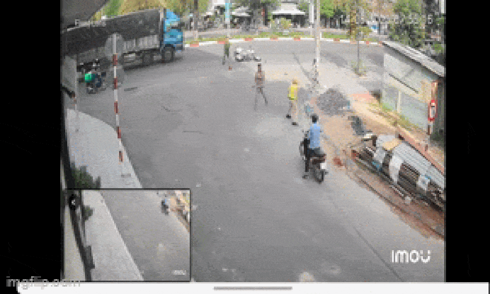 Clip người đàn ông tấn công CSGT sau khi gây tai nạn rồi bỏ trốn