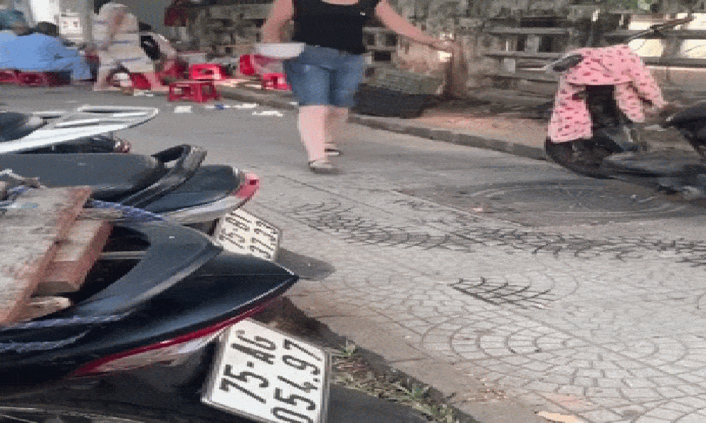 Cảnh rửa bát 3 giây ở quán bún vỉa hè khiến số đông 