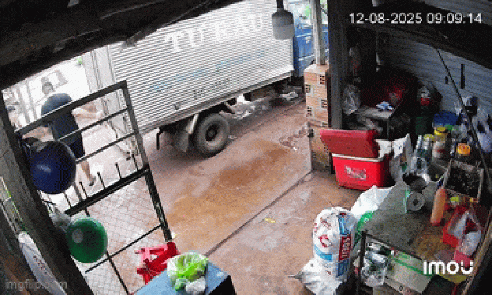 Người giao đá bị 2 đối tượng lạ đánh, chửi bới: 