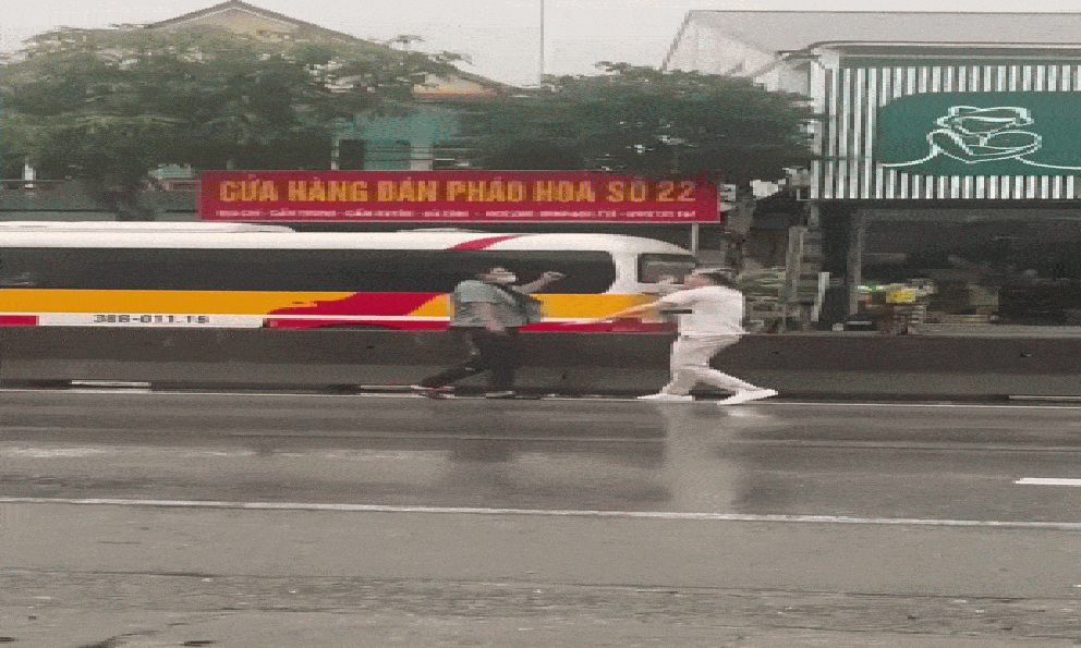 Vụ tài xế đuổi đánh hành khách vì một bức ảnh, yêu cầu 