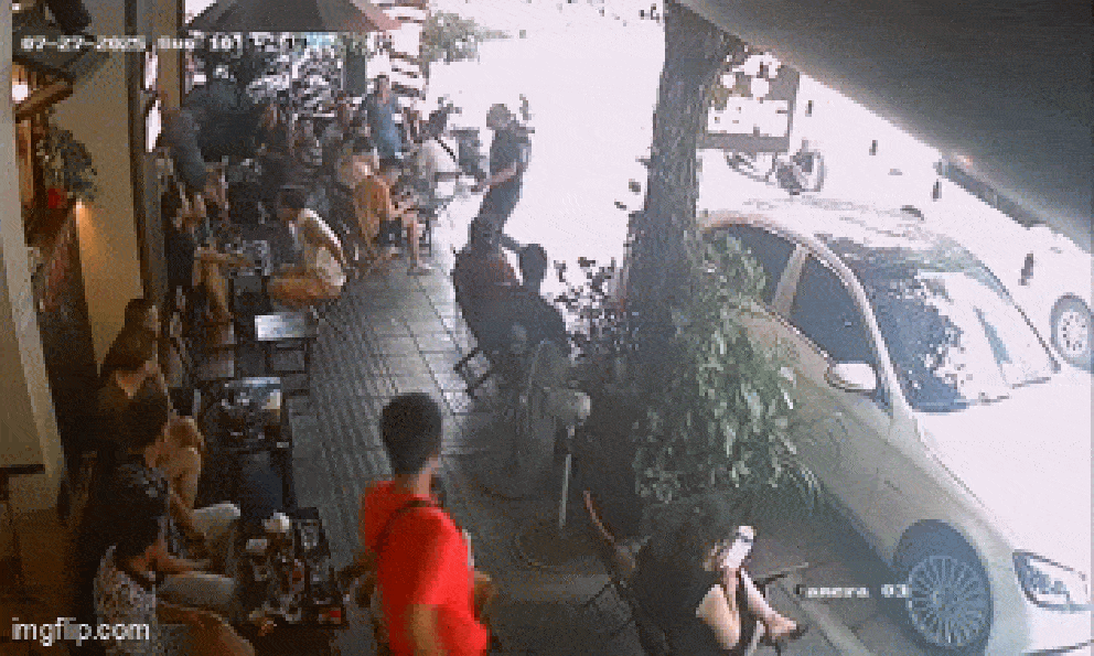 Camera ghi lại cảnh tài xế Mercedes xông vào nhà đánh người sau khi bị nhắc chuyện đỗ xe