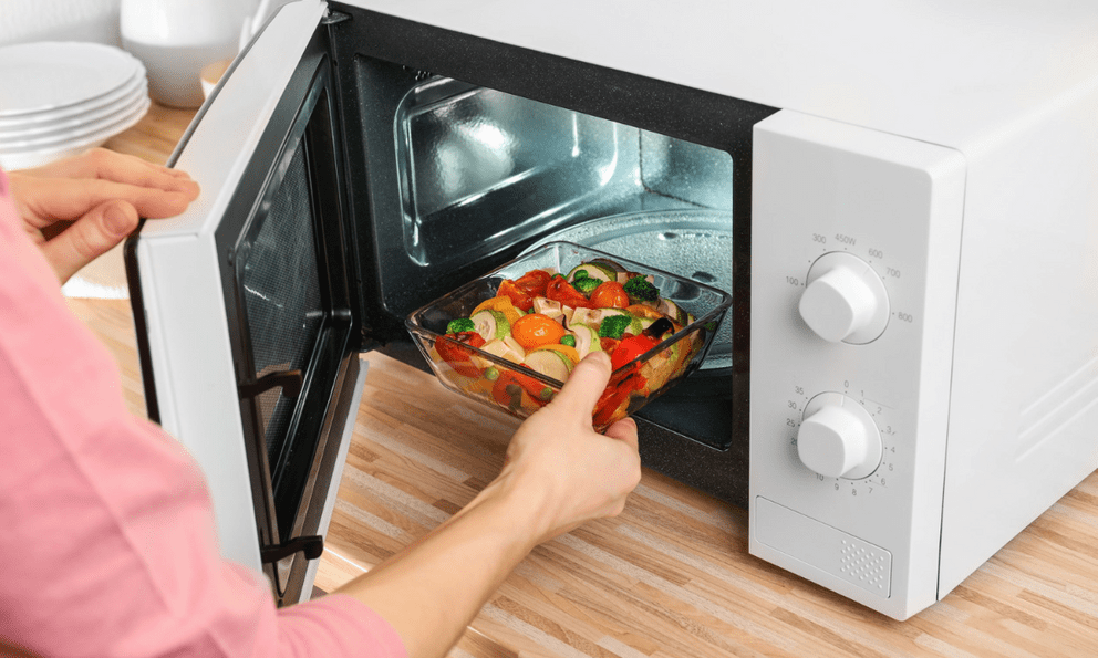 Cảnh báo 4 sai lầm khi dùng lò vi sóng: Số 1 có thể khiến thức ăn nhiễm hóa chất, nhiều người mắc