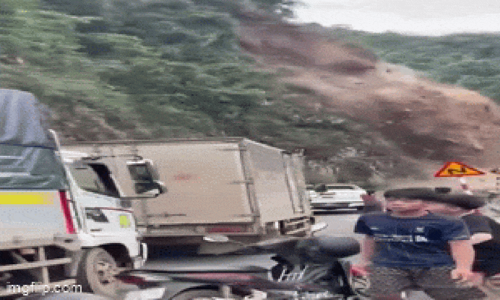 Clip vụ sạt lở đá nghiêm trọng ở Sơn La sáng nay, người đi đường la hét hoảng sợ 