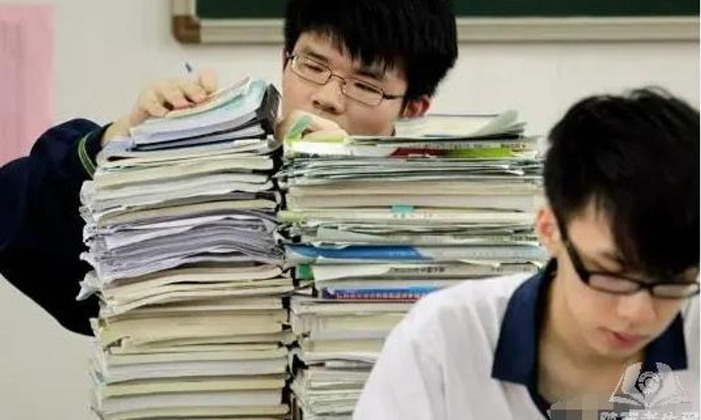 Nam sinh đỗ đại học top đầu nhưng cha mẹ vừa xem giấy báo trúng tuyển liền nói: 'Học lại còn hơn thi đậu'