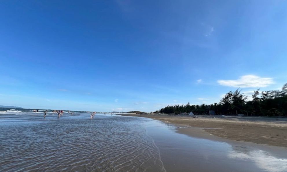 Ngoài Sầm Sơn, Thanh Hóa còn có bãi biển cách đó chỉ 40km, du khách nhận xét: Vắng, sạch hơn nhiều nơi!