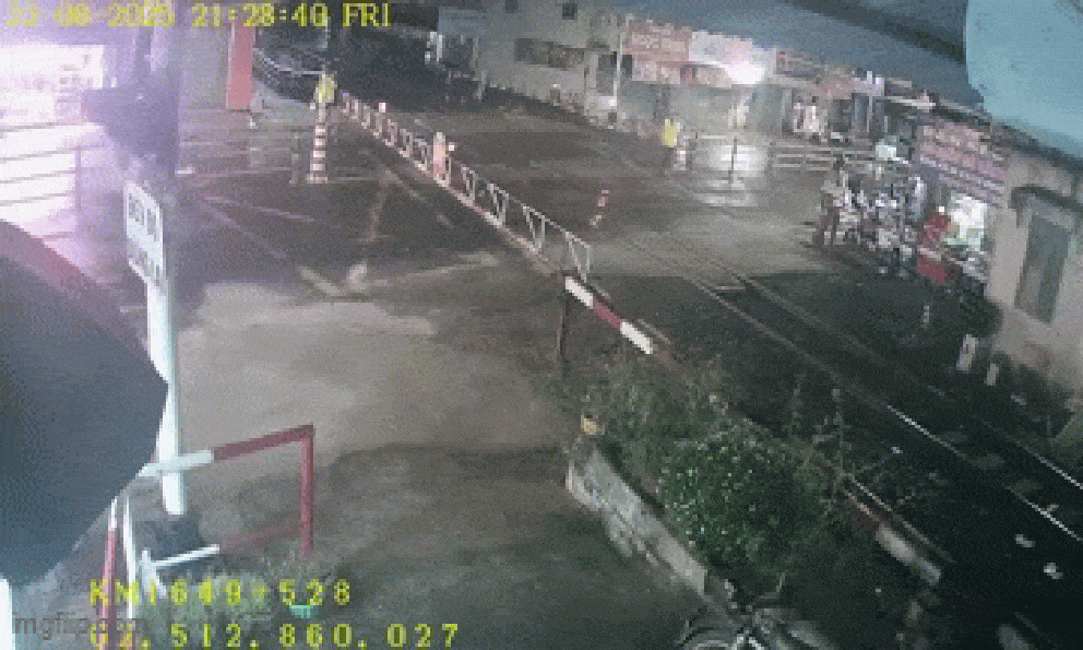 Thanh niên chạy xe tông gãy gác chắn, mắc kẹt trên đường: Sự nhanh trí của 2 nữ nhân viên khiến tất cả nể