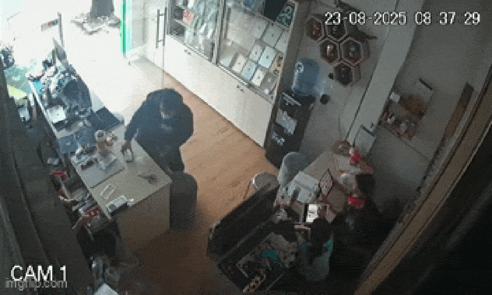 Camera vụ người phụ nữ bị đối tượng dùng dao tấn công khi truy đuổi bắt kẻ cướp giật điện thoại 