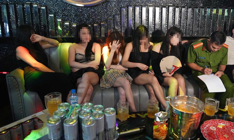 Đột kích quán karaoke, phát hiện Hoàng Trung Phong “bao nuôi” 38 nhân viên nữ