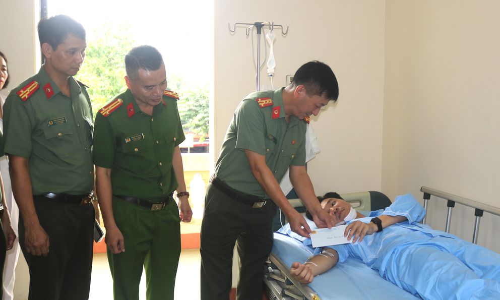 Bắt người đàn ông dùng kiếm tấn công em dâu