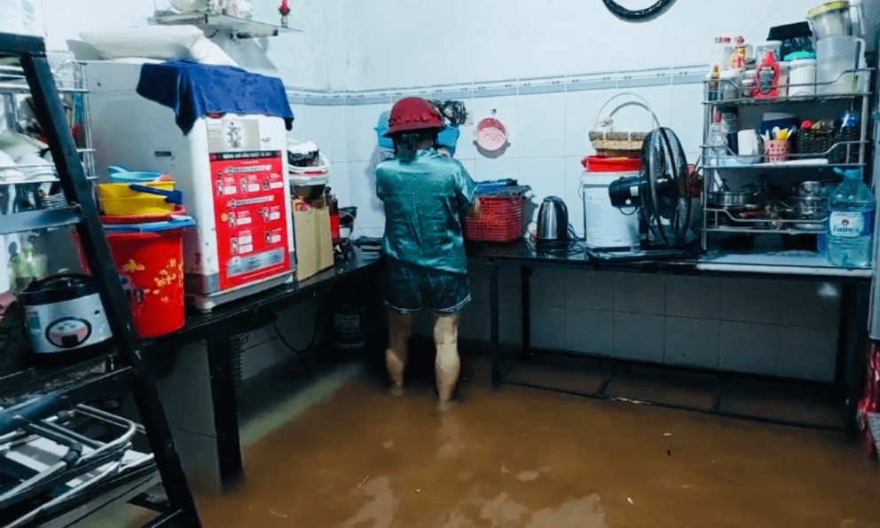 Nước ngập sâu vào nhà, xe máy, tivi, tủ lạnh, máy giặt làm thế nào để không hư hỏng nặng?