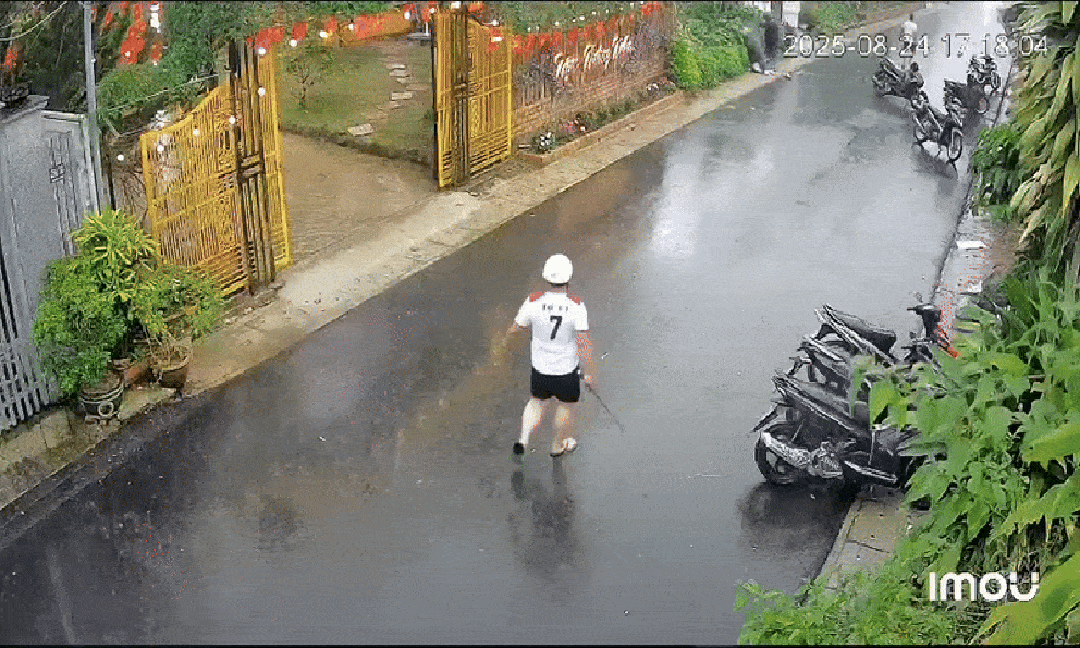 Clip vợ bị chồng và đôi nam nữ chặn đánh giữa đường: Bất ngờ danh tính người phụ nữ ra tay