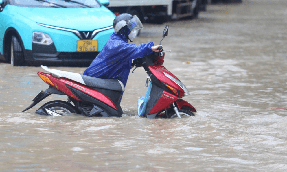 Bão số 6 đã đổ bộ vào đất liền nước ta, nhiều nơi bắt đầu mưa to đến rất to