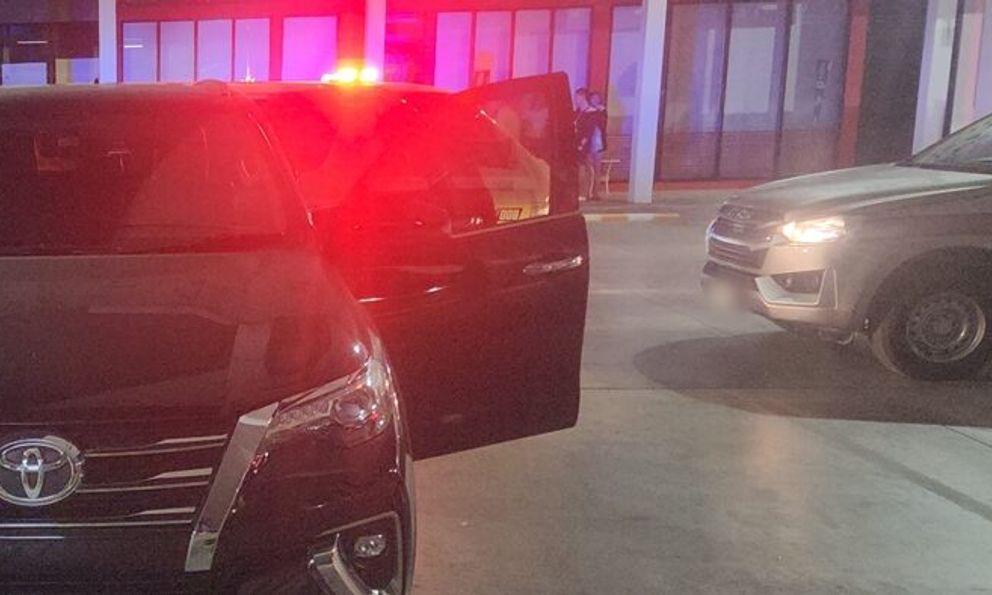 Thấy chiếc ô tô đỗ mãi không rời đi, nhân viên bảo vệ ngó vào thì kinh hãi với cảnh tượng bên trong