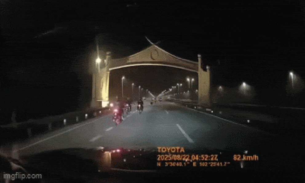 Đang đi trên cầu, xe máy bất ngờ bay lên không trung rồi rơi thẳng xuống trước đầu ô tô 